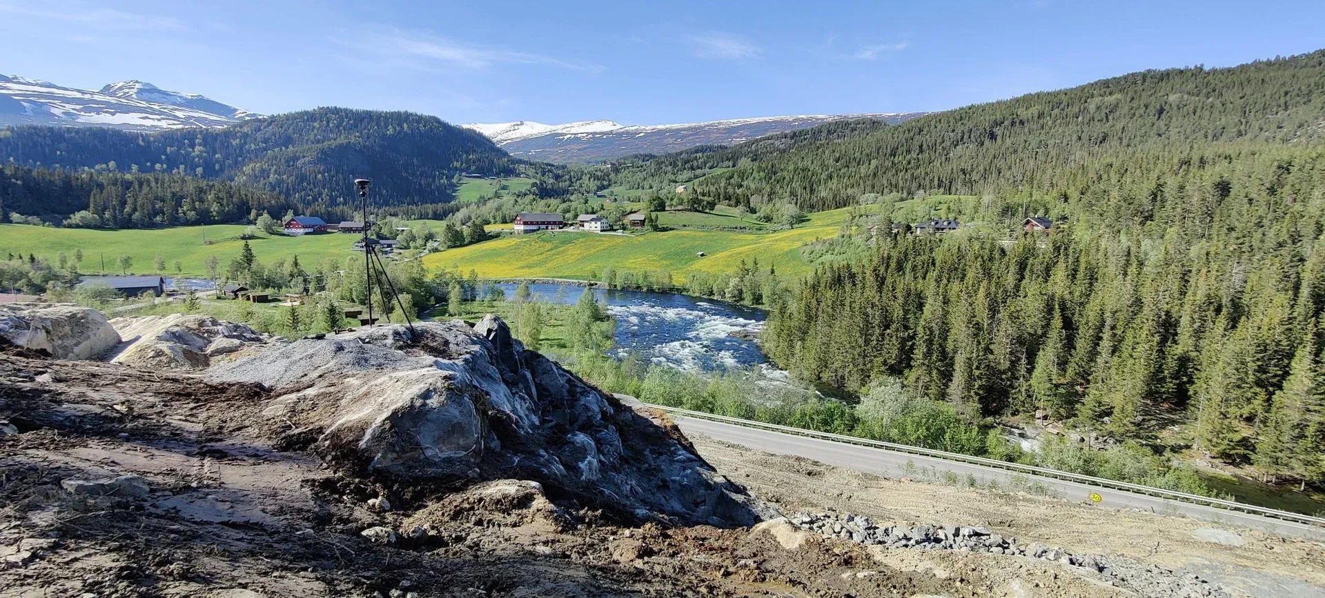Fjellterreng, skog og anleggsområde fotografert fra bakken